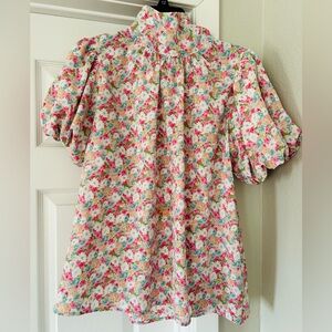 Entro • Adorable, Floral Patterned Top with Puff Sleeves & Bow Back